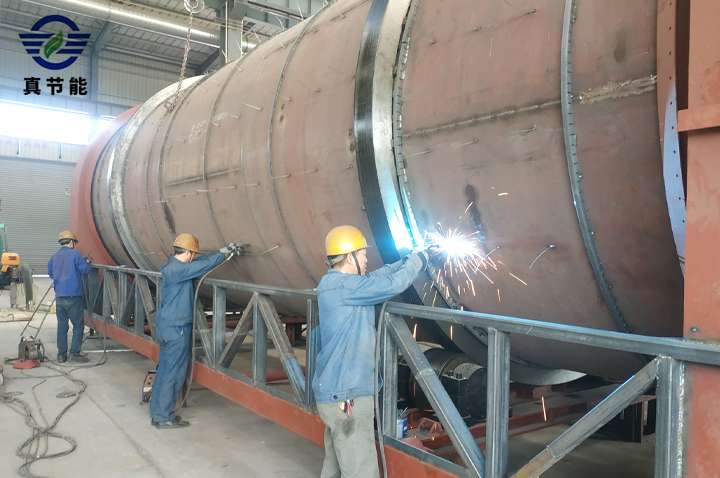 防止污泥干燥設備表面漆層脫落破損，采用防腐防銹的工藝技術焊接